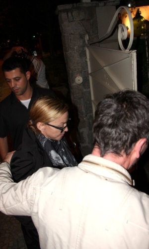 6.dez.2012 - Madonna vai a pizzaria com namorado no Jardim Botânico, Rio de Janeiro