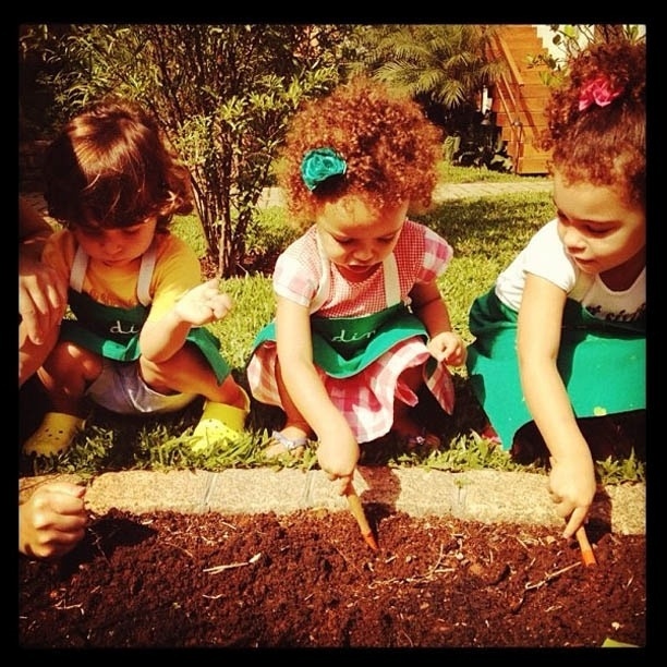 6.dez.2012 - Mulher de Ronaldo publica foto das filhas fazendo aula de jardinagem