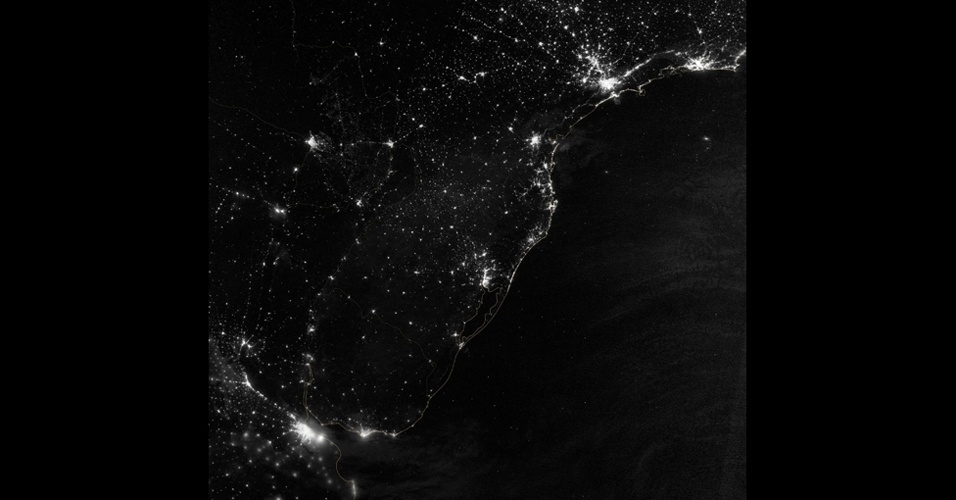 6.dez.2012 -  Na foto acima, uma parte da costa do Atlântico na América do Sul, incluindo partes do Brasil, durante a noite de 20 de junho de 2012