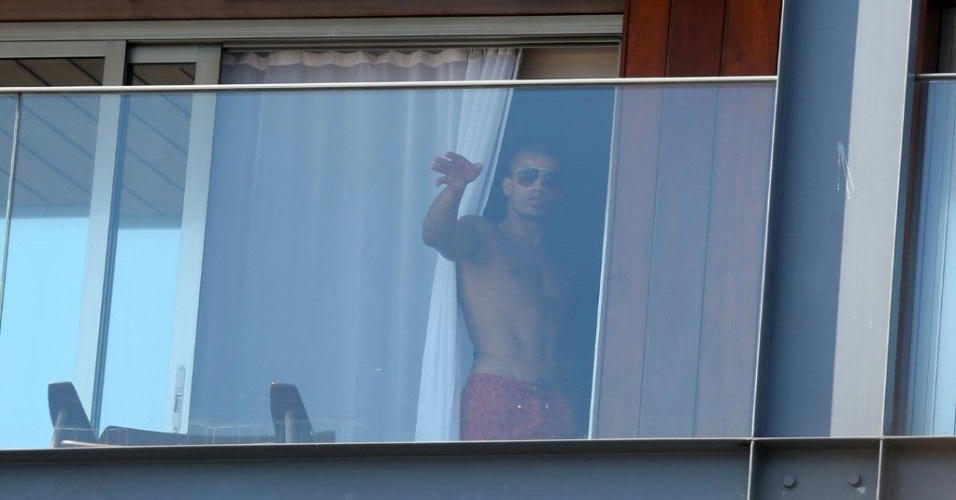 6.dez.2012 - O bailarino e namorado de Madonna, Brahim Zaibat, apareceu na sacada do hotel Fasano, no Rio