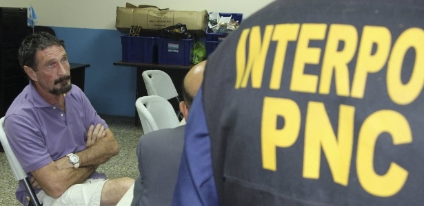 John McAfee é interrogado por agentes da Interpol (Organização Internacional de Polícia Criminal) na Cidade da Guatemala - Reuters