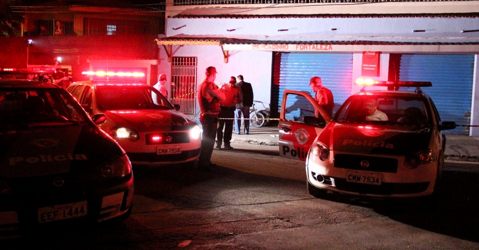 6.dez.2012 - Quatro pessoas foram baleadas na madrugada desta quinta-feira (06), na Rua Etelvino Pedro dos Santos, no Jardim Imbé, zona sul de São Paulo (SP). A ocorrência foi registrada no 47° Distrito Policial