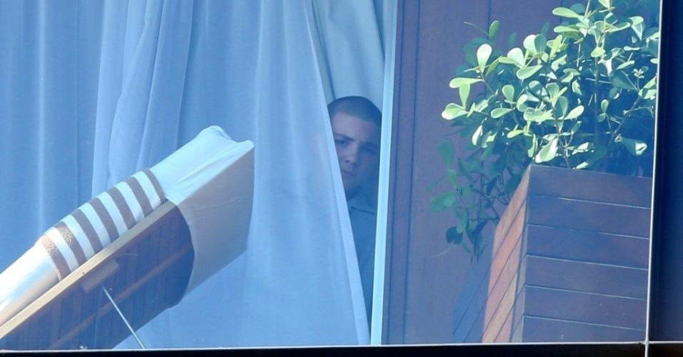 6.dez.2012 - Rocco, filho de Madonna, apareceu na janela do quarto no hotel Fasano, zona sul do Rio