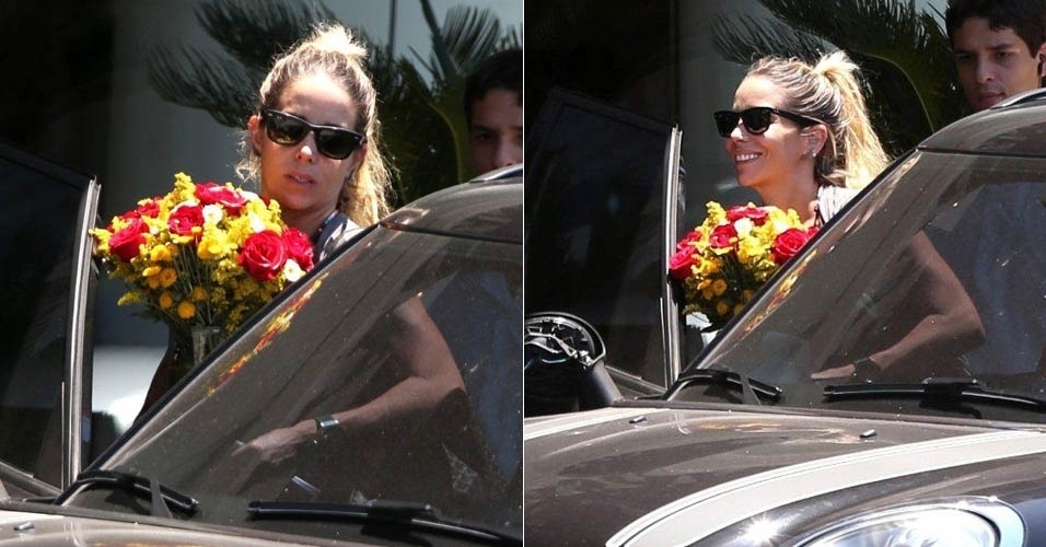 6.dez.2012 - Segurando um buquê de flores, Danielle Winits deixa hotel na zona sul do Rio