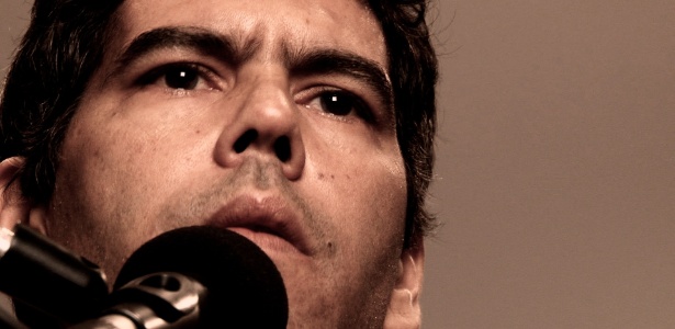 Dado Villa-Lobos canta "Colapso" e "Quando A Casa Cai" em entrevista ao UOL - Reprodução