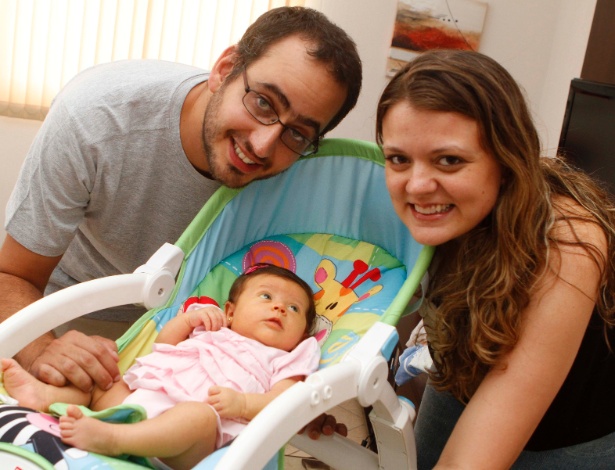 Thiago Escher, a mulher, Telma, e a filha deles, Luiza: batizado marcado para março de 2013 - Ricardo Lima/UOL