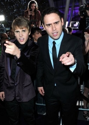 2012 - Justin Bieber e Scooter Braun - Alberto E. Rodriguez/Getty Images for Paramount Pictures