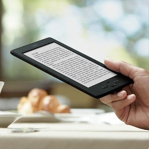 Quem tiver seu próprio leitor digital, como o Kindle (foto), poderá pegar o conteúdo digital emprestado  - Divulgação