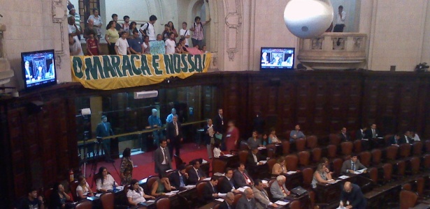 Manifestantes ocupam Assembleia Legislativa do Rio contra a privatização do Maracanã