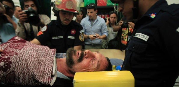 Preso na Guatemala, John McAfee foi transferido por paramédicos para um hospital - Jorge Dan Lopez/Reuters
