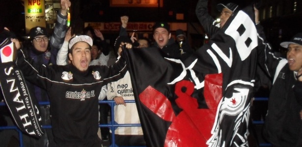 Torcedores do Corinthians fizeram festa na fria noite de Nagoya para receber o time