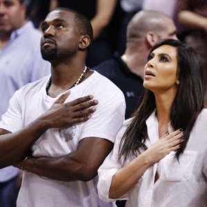 06.dez.2012 - Kanye West e Kim Kardashian cantam hino americano em jogo de basquete