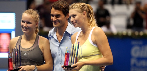 Wozniacki e Sharapova recebem premiação ao lado de Roger Federer - Gaspar Nobrega/inovafoto