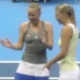 07.dez.2012-Maria Sharapova e Caroline Wozniacki brincam com mascote do Desafio Internacional após jogarem no Ginásio do Ibirapuera nesta sexta-feira - Rafael Krieger/UOL