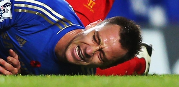 Terry fica no chão após machucar o joelho em encontrão com Suárez, do Liverpool - Clive Rose/Getty Images