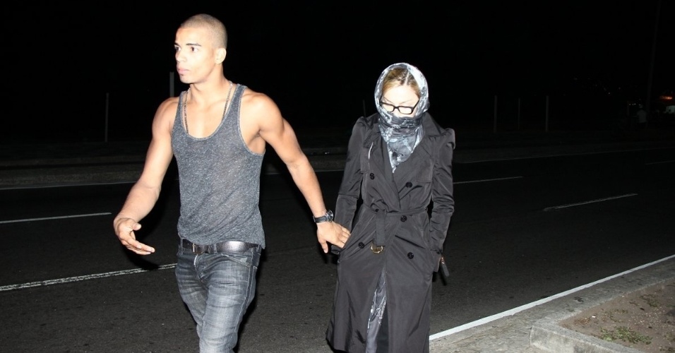 6.dez.2012 - Após jantar, Madonna caminha com seu namorado  Brahim Zaibat na orla de Ipanema, Rio de Janeiro