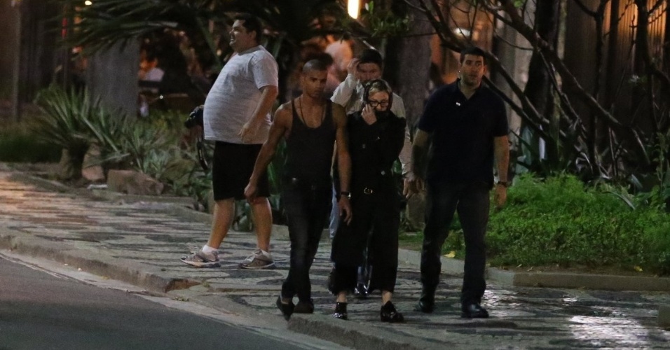 6.dez.2012 - Após jantar, Madonna caminha com seu namorado  Brahim Zaibat na orla de Ipanema, Rio de Janeiro