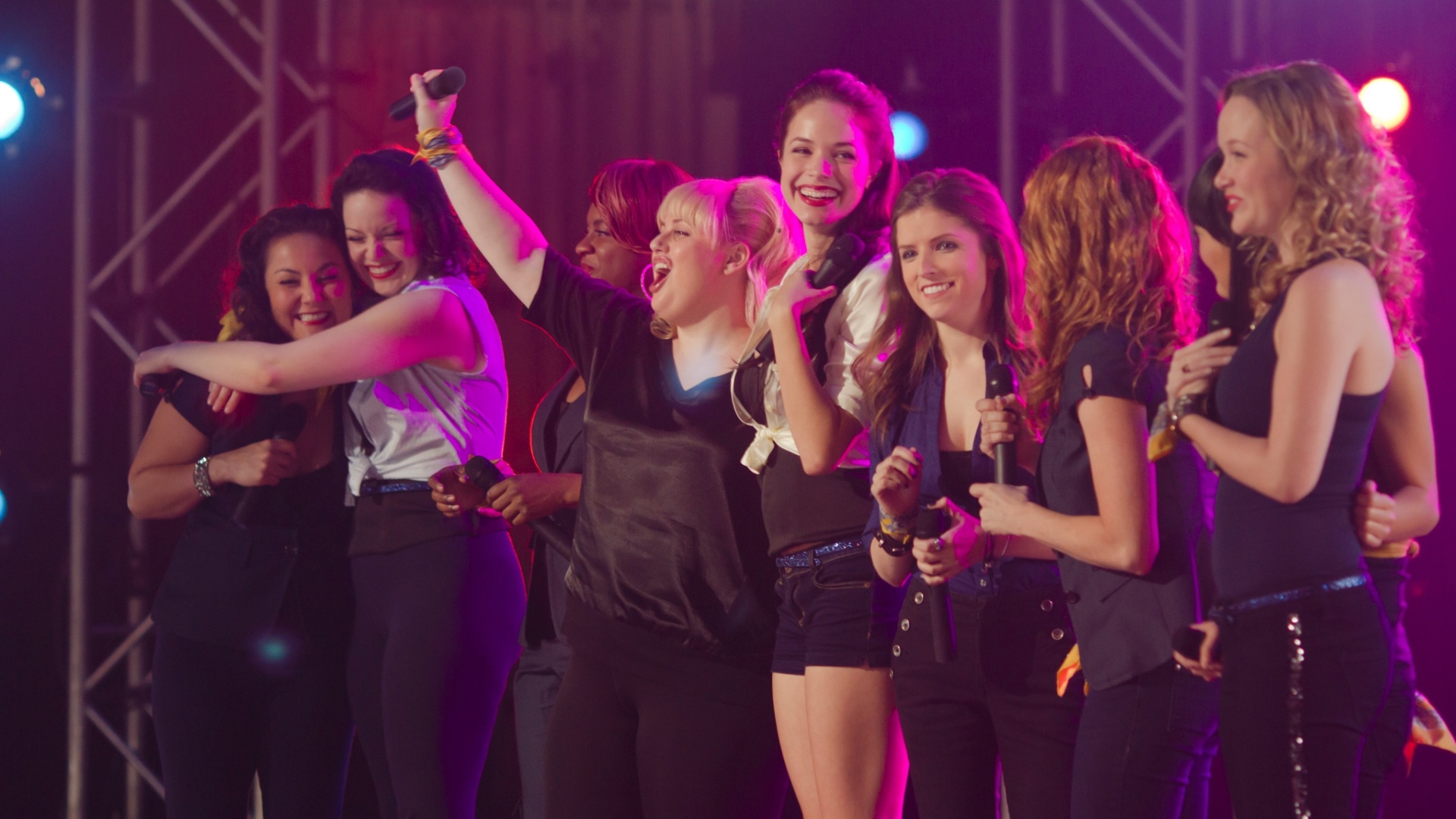 6.dez.2012 - Cena da comédia "A Escolha Perfeita", de Jason Moore, estrelada por Anna Kendrick e Rebel Wilson - Universal / Divulgação