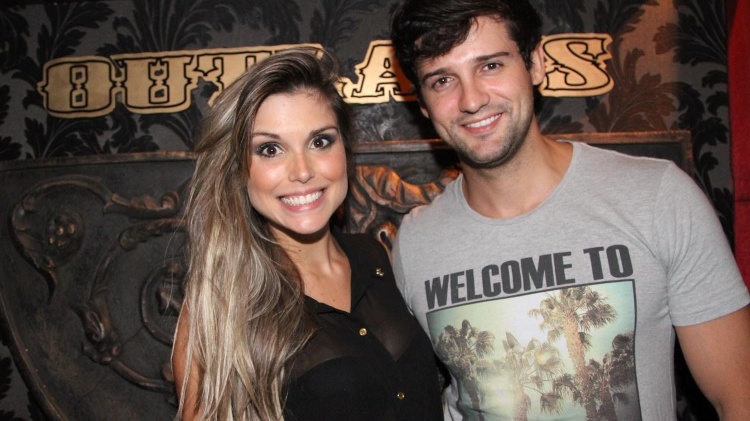 6.dez.2012 - Os ex-BBBS Flávia Viana e Fernando Justin comparecem ao show de Buchecha na casa sertaneja Outlaws, em São Paulo - Thiago Duran/AgNews - Thiago Duran/AgNews