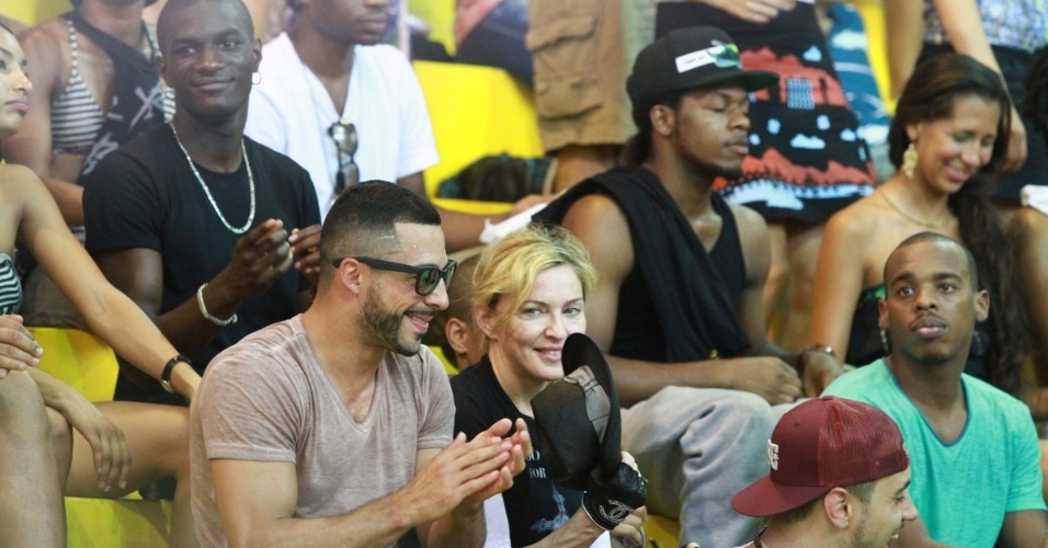 7.dez.12 - Madonna visita um projeto social na comunidade de Vigário Geral, na zona norte do Rio, na tarde desta sexta-feira