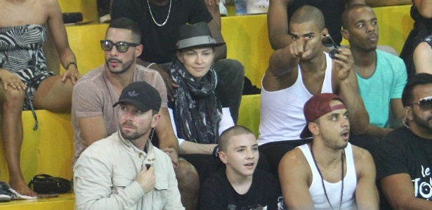 7.dez.12 - Acompanhada do namorado e do filho, Madonna conhece projeto social em Vigário Geral, no Rio