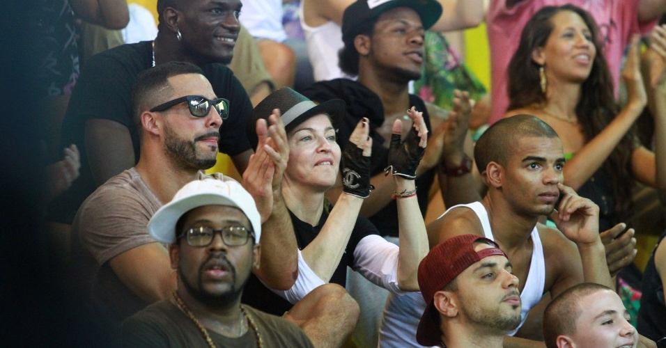 7.dez.12 - Madonna aplaude apresentação no centro cultural do Afro Reggae, em Vigário Geral, na zona norte do Rio