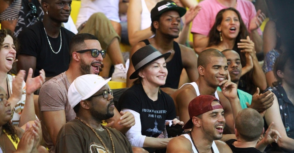 7.dez.12 - Madonna assiste a apresentações no centro cultural do Afro Reggae, em Vigário Geral, na zona norte do Rio
