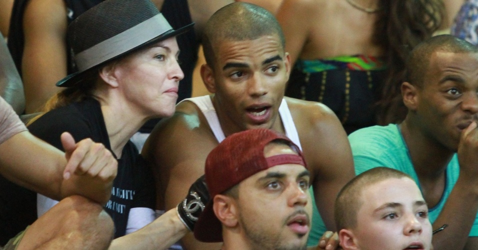 7.dez.12 - Madonna conversa com o namorado, o dançarino Brahim Zaibat, durante apresentações no centro cultural do Afro Reggae, em Vigário Geral, na zona norte do Rio