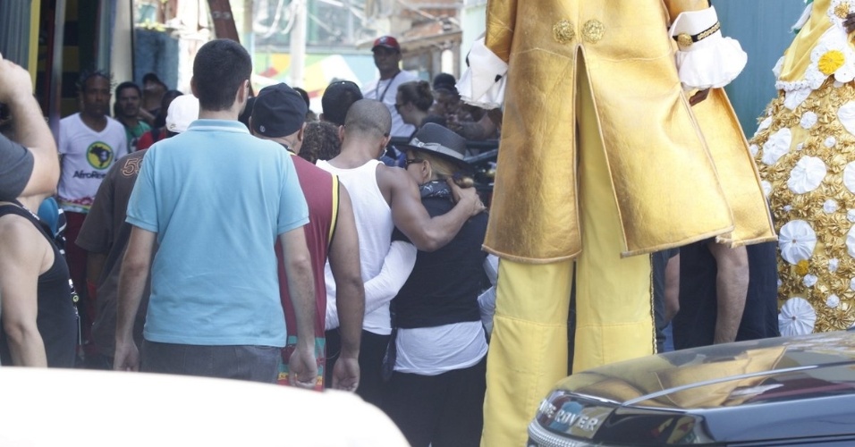 7.dez.12 - Madonna (de chapéu) e o namorado, Brahim Zaibat (de camiseta branca), conhecem a unidade da ONG AfroReggae em Vigário Geral