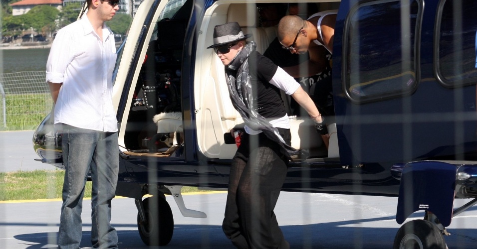 7.dez.12 - Madonna e  Brahim Zaibat deixam helicóptero no heliponto da Lagoa depois de visita a projeto social em Vigário Geral