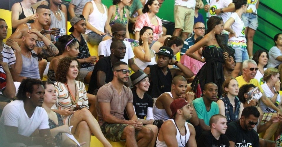 7.dez.12 - Madonna sorri durante apresentações no centro cultural do Afro Reggae, em Vigário Geral, na zona norte do Rio