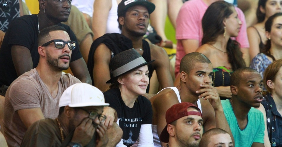 7.dez.12 - Madonna sorri durante apresentações no centro cultural do Afro Reggae, em Vigário Geral, na zona norte do Rio