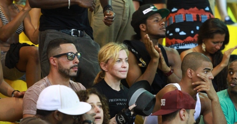 7.dez.12 - Madonna visita um projeto social na comunidade de Vigário Geral, na zona norte do Rio, na tarde desta sexta-feira