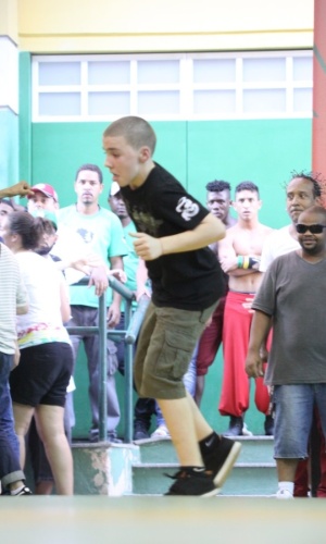 7.dez.12 - Rocco, filho de Madonna, dança com jovens carentes atendidos pela ONG AfroReggae em Vigário Geral
