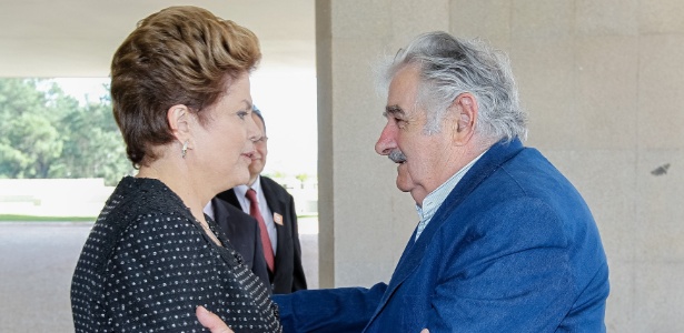 A presidente Dilma Rousseff cumprimenta o presidente do Uruguai, José Mujica, nesta sexta-feira (7), em Brasília - Roberto Stuckert Filho/PR