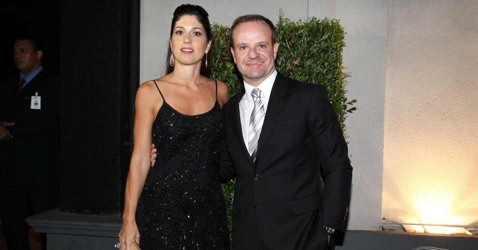 7.Dez.2012 - Ao lado da mulher, Silvana, o piloto Rubens Barrichello posa para fotos antes do casamento do ex-piloto Emerson Fittipaldi com sua companheira de 11 anos, Rossana Fanucchi, em bufê no Brooklin, em São Paulo