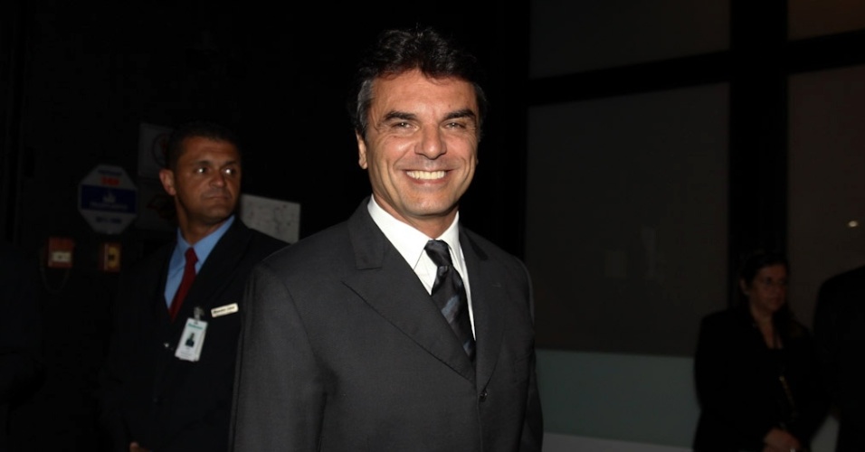7.Dez.2012 - O ex-piloto Raul Boesel vai ao casamento do ex-piloto Emerson  Fittipaldi e Rossana Fanucchi, em bufê no Brooklin, em São Paulo