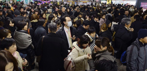 Passageiros da estação de Sendai são informados sobre suspensão dos serviços de transporte ferroviário - Kyodo/Reuters 