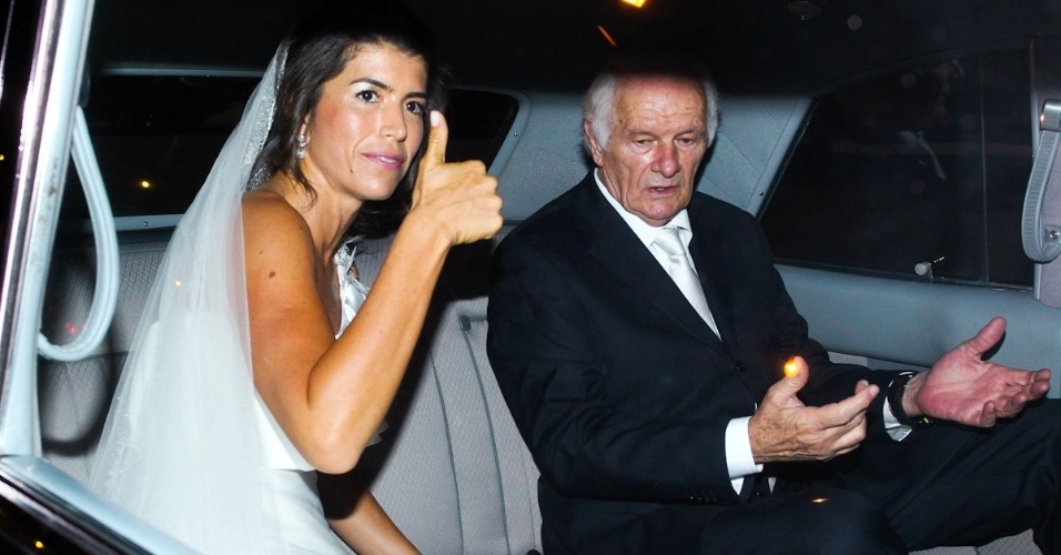 7.Dez.2012 - Rossana Fanucchi chega acompanhada do pai a bufê em São Paulo para seu casamento com o ex-piloto Emerson Fittipaldi