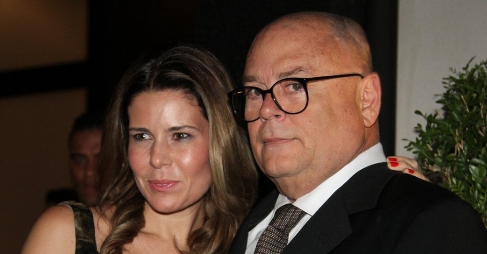 7.dez.2012 - O empresário José Victor Oliva vai com a esposa ao casamento de do ex-piloto Emerson Fittipaldi com sua companheira de 11 anos, Rossana Fanucchi, em bufê no Brooklin, em São Paulo
