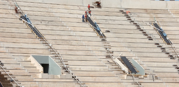 Operários trabalham para erguer os cabos de sustentação da cobertura do Estádio Nacional Mané Garrincha