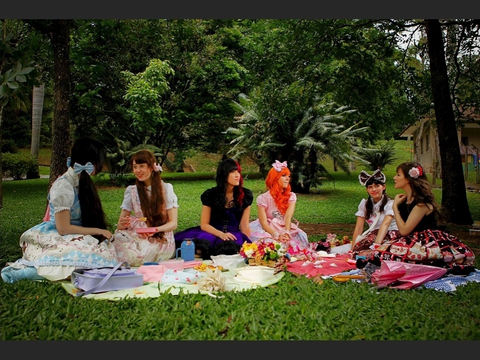 Encontro de Lolitas no Jardim Botânico, zona sul de São Paulo: o estilo vai além das roupas, com o cuidado aos detalhes, como toalhas e acessórios usados no piquenique. Tudo bem delicado e bem feminino - Leandro Moraes/UOL