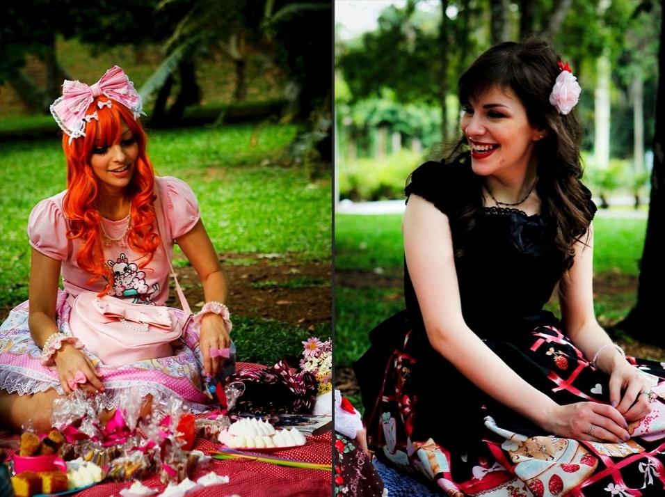 À esquerda, Kakao, uma das Lolitas mais ativas: "Estar vestida assim e junto com as amigas é como se estivesse realizando um sonho. É um jeito de expressar meu lado menininha, de princesa". À direita, Mariana Santarem Gomes: "Em 2010, resolvi usar a moda Lolita e mandar às favas a opinião alheia" - Leandro Moraes/UOL