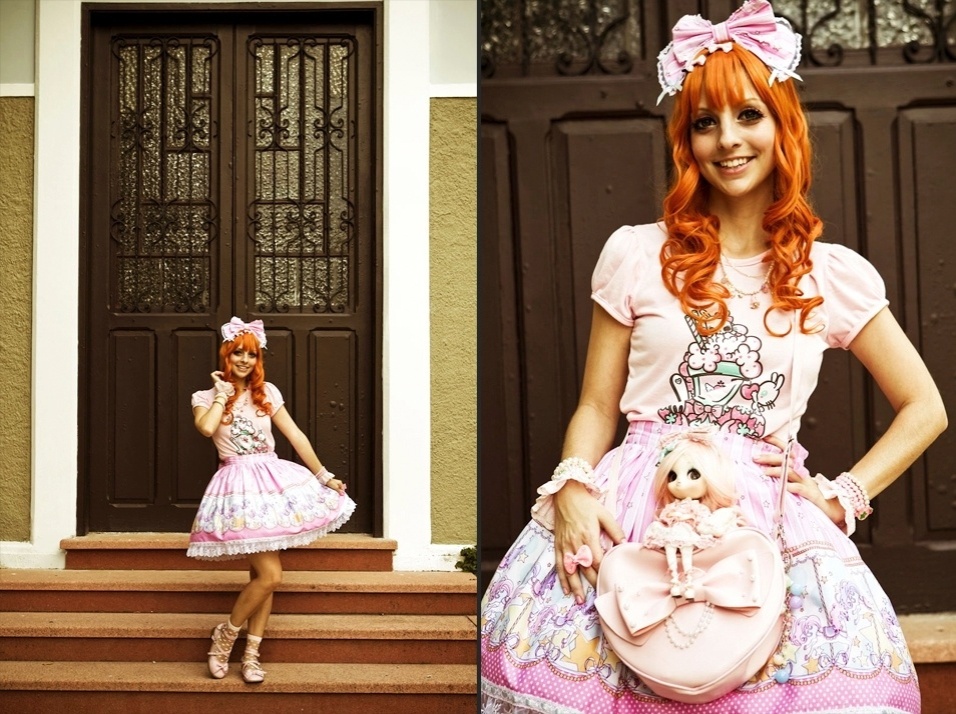 Look completo da Kakao: saia e laço de cabelo importado Bodyline, camiseta da sua própria marca, a Ribbon Land, sapato e meia importados da Taobao, peruca importada da eBay, anéis de laço importados da Chocomint, bolsa Le Café e colar montado por ela mesma, com peças compradas na Rua 25 de Março. No detalhe, ela mostra a boneca coreana Groove, que coleciona - Leandro Moraes/UOL