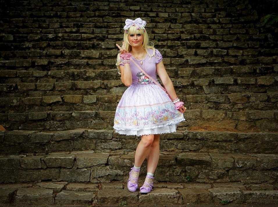 A auxiliar administrativa Sally, de 26 anos, veste saia, laço de cabeça Bodyline, camiseta Ribbon Land, meia, sapato e peruca Taobao e anéis de biscuit Kawaii Cupcake: "Comecei a pesquisar sobre cultura pop japonesa e descobri a moda Lolita. Me identifiquei com o estilo fofo, com a meiguice e com a possibilidade se ficar mais feminina", conta - Leandro Moraes/UOL