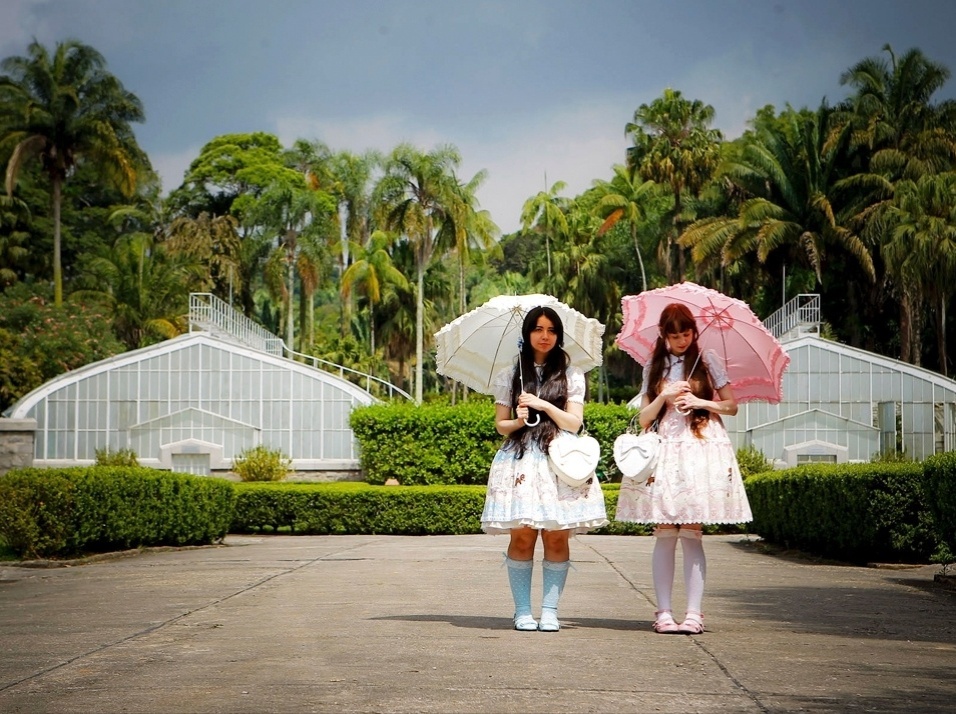 Passeio no parque: sombrinha japonesa Lolita para proteger do sol. Como na cultura japonesa, a pele branquinha é a mais valorizada entre as Lolitas - Leandro Moraes/UOL