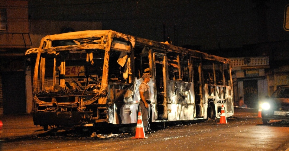 7.dez.2012 - Ônibus fica destruído após ser incendiado na altura do número 5000 da avenida Guarapiranga, no bairro do Socorro, zona sul de São Paulo
