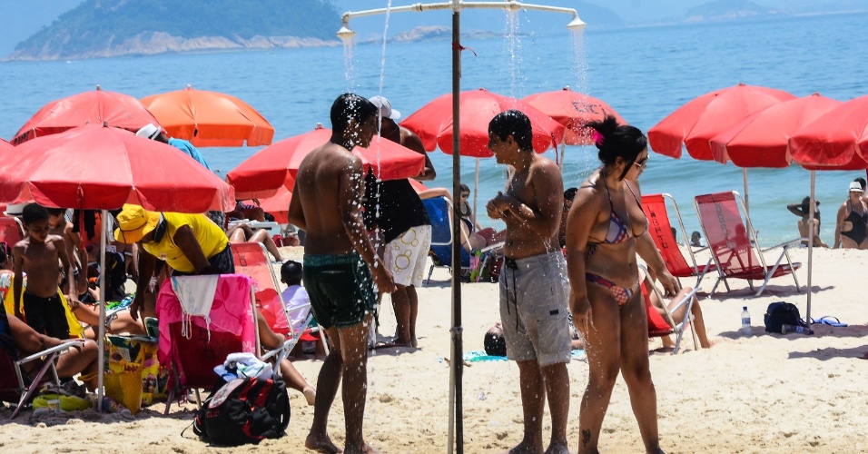 8.dez.2012 - Calor forte em Copacabana, na zona sul do Rio de Janeiro, acirrou a disputa pelas duchas