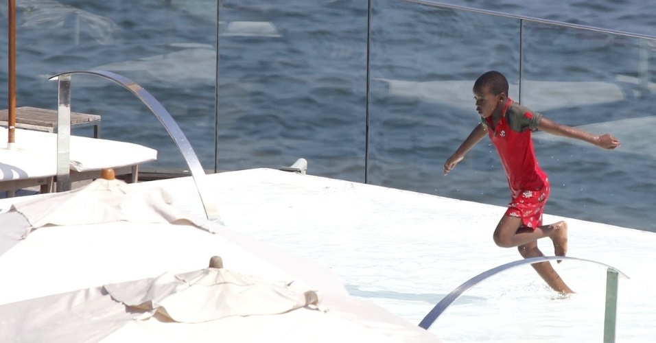 8.dez.2012 - David Banda se diverte na piscina do hotel Fasano, no Rio de Janeiro, onde Madonna está hospedada com a família