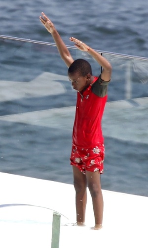 8.dez.2012 - David Banda se diverte na piscina do hotel Fasano, no Rio de Janeiro, onde Madonna está hospedada com a família